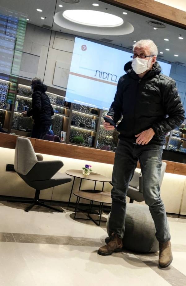 Dihajar Sanksi, Miliarder Rusia Abramovich Tampak Acak-acakan di Bandara Israel