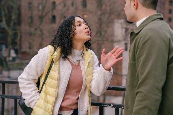 6 Tanda Bahaya dalam Hubungan Percintaan yang Wajib Kamu Ketahui