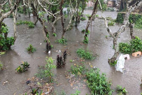 2 Jam Diguyur Hujan, Begini Penampakan Kuburan di Kota Malang Terendam Banjir