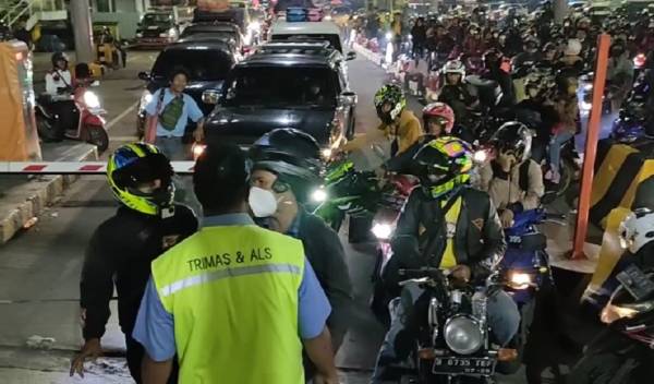 Tertahan Berjam-jam, Pemudik Sepeda Motor Ngamuk ke Petugas Pelabuhan Merak