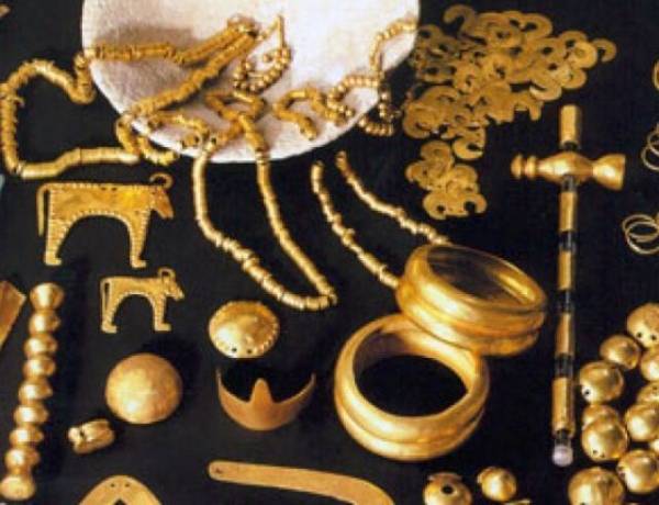 Dalam memeriksa harta makam pria Varna, ada pelindung penis dari emas