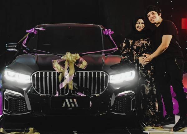 Artis Indonesia yang Pernah Mendapatkan Hadiah Mobil Mewah dari Pasangan