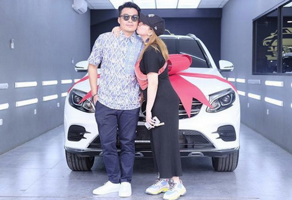 Artis Indonesia yang Pernah Mendapatkan Hadiah Mobil Mewah dari Pasangan