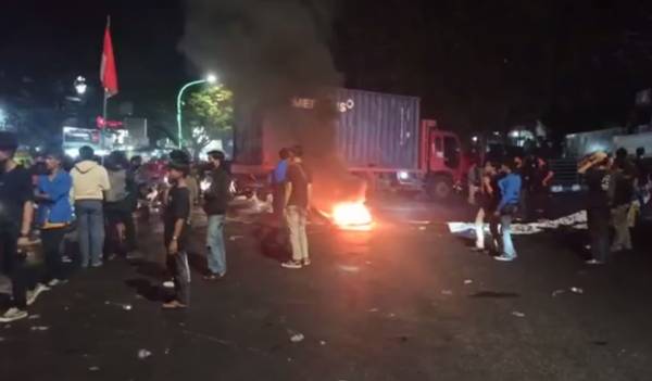 Demo BBM di Makassar Berlanjut hingga Malam, Mahasiswa Sandera Truk Blokade Jalan