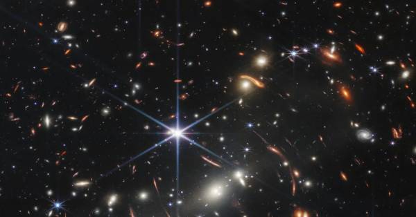 El telescopio James Webb captura una galaxia ultrabrillante, un cúmulo estelar lejano