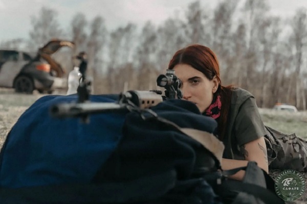 Hermosa francotiradora ‘Juana de Arco’ se casa con soldado ucraniano en el campo de batalla