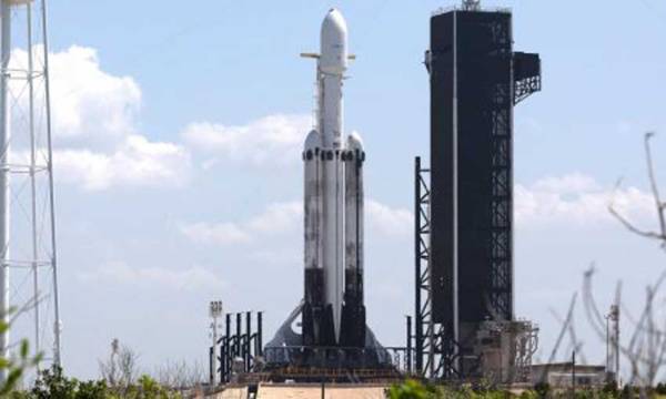Con 3 propulsores de primera etapa adjuntos, los cohetes SpaceX Falcon Heavy están listos para ser lanzados