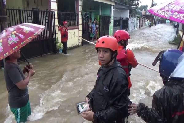 Ratusan Rumah di Makassar Dikepung Banjir Setinggi 1,5 Meter