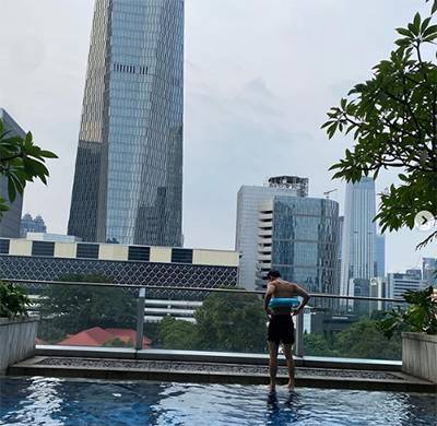 Ji Chang Wook Bagikan Foto saat Berenang di Jakarta, Fans Auto Heboh