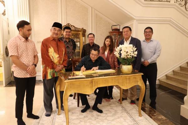 Hary Tanoe Visits Malaysian Politician Tun Mohd Ali Rustam at the Melaka Palace