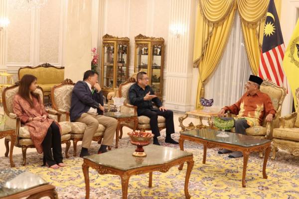 Hary Tanoe Visits Malaysian Politician Tun Mohd Ali Rustam at the Melaka Palace