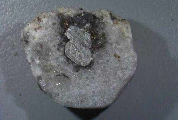 Quasicrystal langka adalah kristal aneh yang dibentuk oleh petir