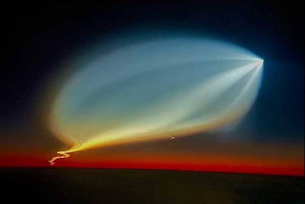 Cahaya biru misterius yang berputar-putar di langit Hawaii dianggap sebagai penampakan UFO