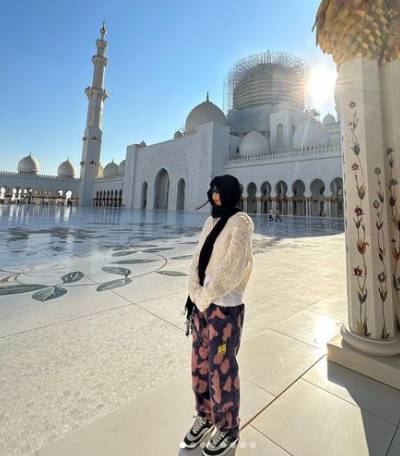 Viral! Jennie BLACKPINK Kunjungi Grand Mosque Abu Dhabi Pakai Kerudung, Tiara Andini: Masya Allah Sistaa