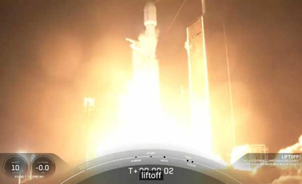 SpaceX mengirimkan 53 satelit Starlink ke orbit, menandai 200 misi roket Falcon 9 yang berhasil