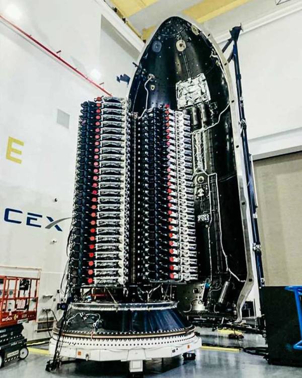 SpaceX Luncurkan 21 Satelit Generasi Baru Starlink V2 Mini