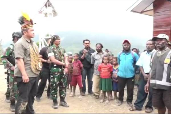 Terobos Sarang KKB di Pedalaman Papua, Begini Penampakan Pangkostrad Bercengkrama dengan Prajurit dan Anak-anak