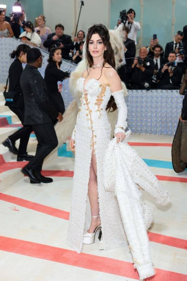 5 Potret Anne Hathaway Tampil dengan Gaun Sobek di Met Gala 2023