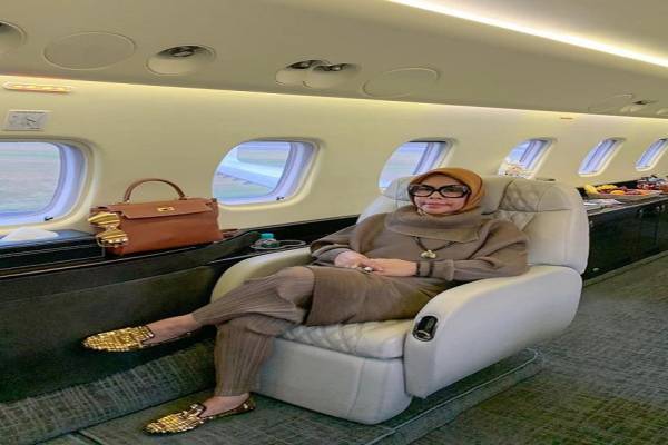 7 Artist Mothers Who Appear Glamorous, Some Usually Take Private Jets