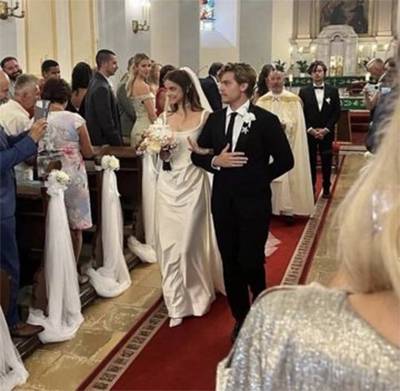 Dylan Sprouse dan Barbara Palvin Resmi Menikah setelah 5 Tahun Pacaran