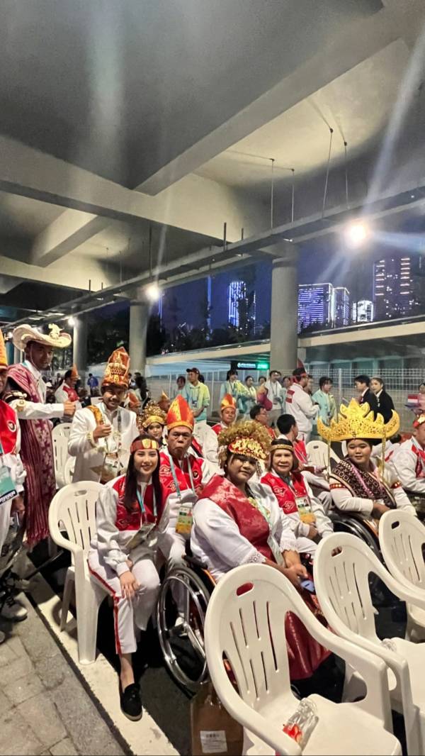 Opening of the 2022 Asian Para Games: Angela Tanoesoedibjo Leads the Indonesian Contingent Defile