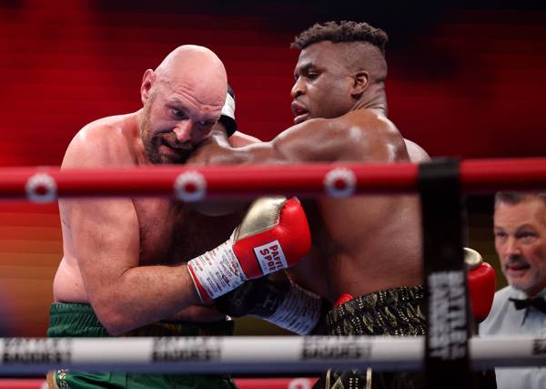 3 Reasons Why Tyson Fury Beat Francis Ngannou Despite Falling in the Third Round