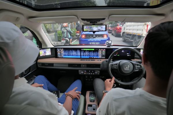 Begini Cara Keliling Jakarta Menggunakan Mobil Listrik Honda