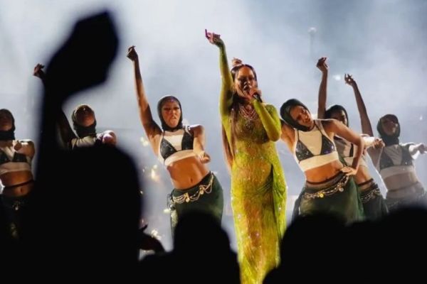 Baju Rihanna Robek saat Jadi Bintang Tamu di Pranikah Anak Konglomerat India