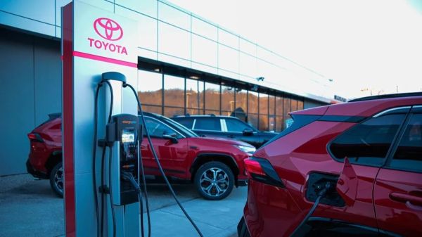 Penjualan Mobil Listrik Masih Rendah, Toyota Yakin Hybrid Lebih Baik untuk Iklim