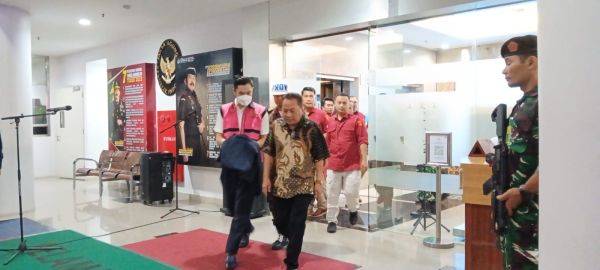 Penampakan Harvey Moeis Suami Sandra Dewi Ditahan Pakai Rompi Pink dan Diborgol karena Kasus Korupsi