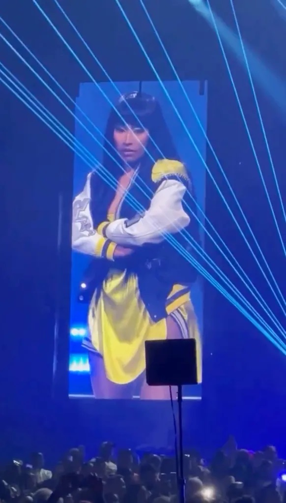 Heboh Baju Nicki Minaj Melorot pada waktu Konser di Orlando