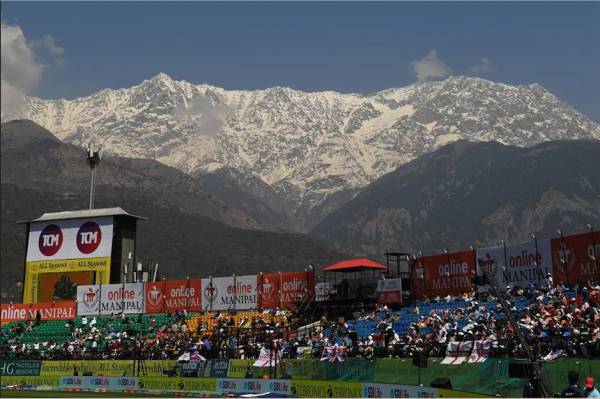 Memandang Kemegahan Stadion HPCA yang Tersembunyi di dalam Bawah Pegunungan Himalaya
