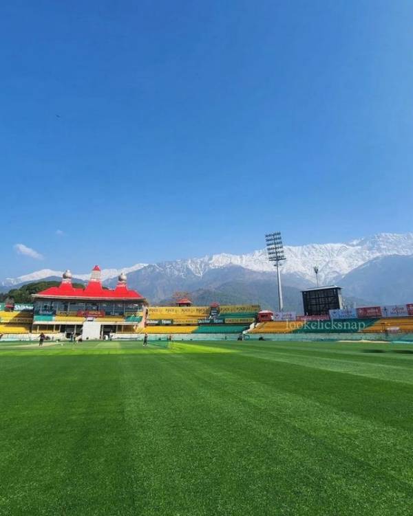 Memandang Kemegahan Stadion HPCA yang Tersembunyi di tempat Bawah Pegunungan Himalaya