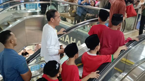 Jokowi Ajak Anak-anak Yatim Berkaus Merah Beli Baju Lebaran di Plaza Atrium Senen