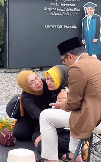 Atalia Praratya Menangis dalam Pusara Eril, Netizen Singgung Zara yang digunakan Lepas Hijab