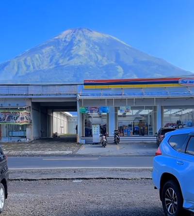 Viral! Penampakan Minimarket pada Wonosobo Berlatar Pemandangan Gunung, Mirip pada Jepang