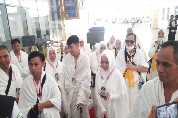 Witan Sulaeman Naik Haji Bersama Istri dan 18 Anggota Keluarganya