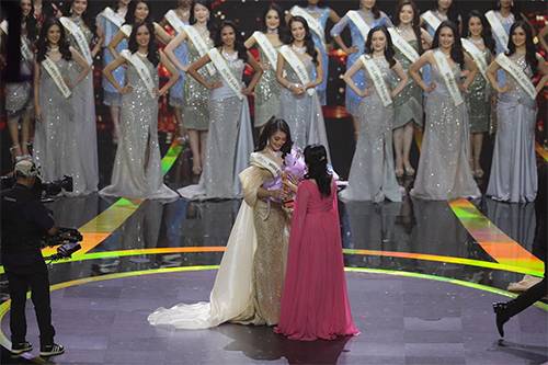 4 Potret Pemasangan Mahkota Miss Indonesia 2024 pada Monica Sembiring