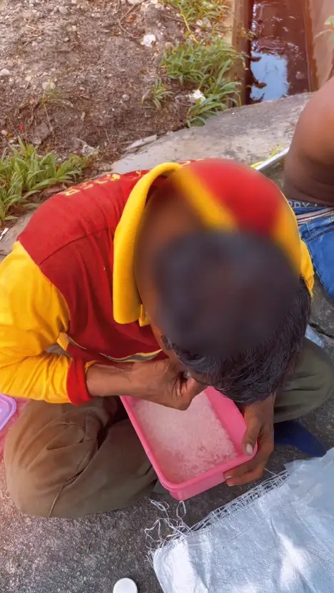 Viral! Pria Ini Rela Makan Nasi dengan Kuah Air Putih demi Menghemat Uang untuk Keluarga